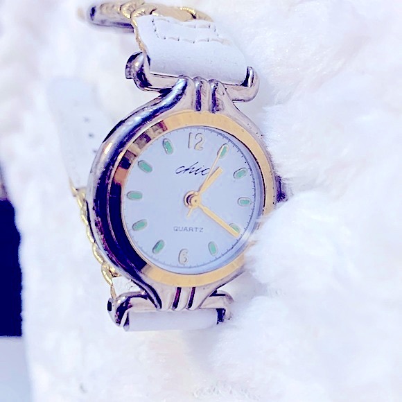 90’sVintage Style» Quartz CHIC Round Face Watch w/Golden Braided Band - Picture 2 of 15